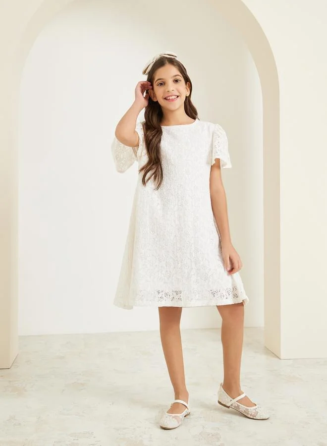 ستايلي فستان قصير بحافة واسعة ودانتيل